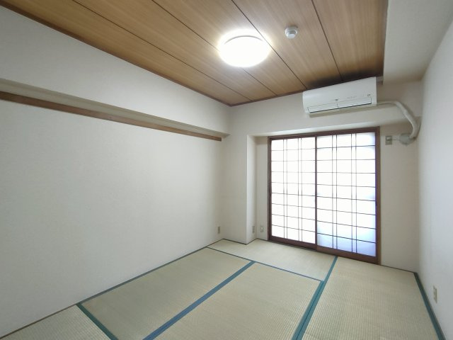 【和室　約6.0帖】　裸足でくつろげる和室もございます。畳の香りでリラックス♪