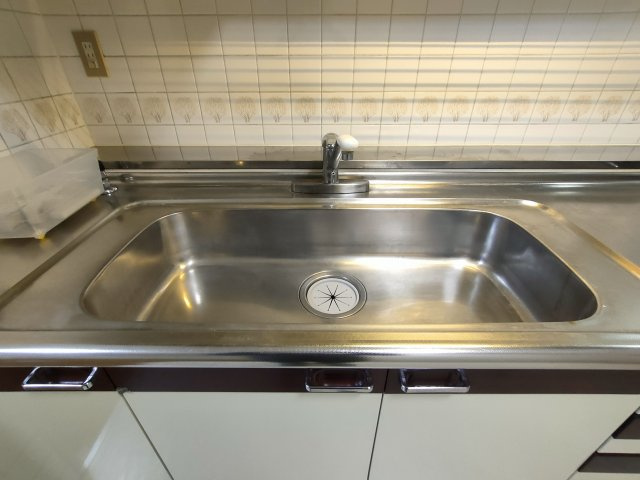【シンク】　食器洗いもはかどる広々としたシンク。
