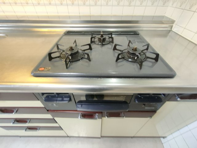【3口ガスコンロ】　3口コンロ、グリル付きでお料理のレパートリーも増えそうです。