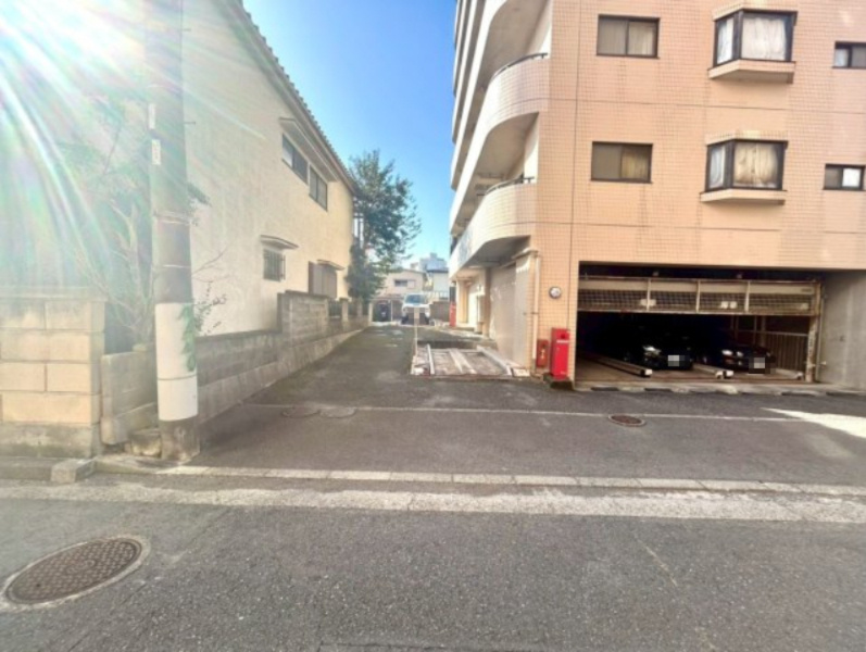 駐車場と明記されていても、最小スペースでつくられた駐車場だと大型車は駐車できなかったり、出入りしにくくなったりする可能性があります。お車のサイズと購入したい物件の駐車場のサイズを現地で確認しましょう。