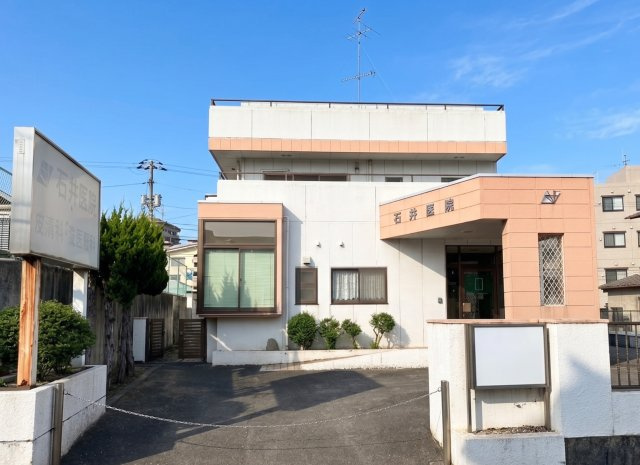 視認性の高い外観とゆとりある敷地が魅力です。1階は診療所や事務所、店舗・事業用スペースとして、2・3階は住宅として活用できるため、建物前面には駐車スペースを確保しており、来客対応にも便利な環境です。