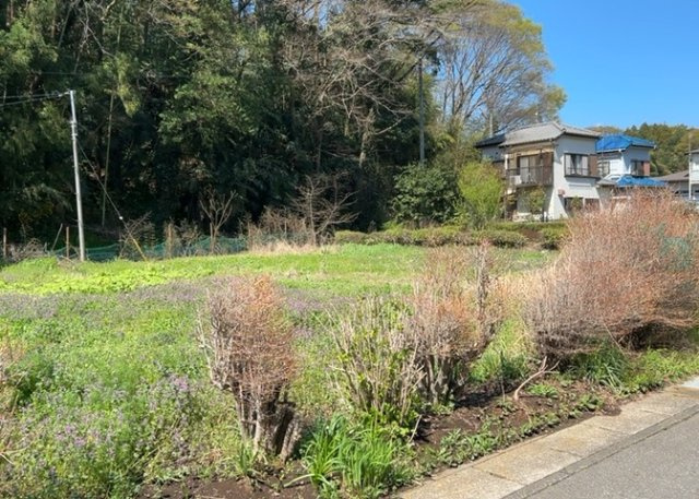 土地の形が極端に長細かったり、狭小地、あるいは道路との高低差がある傾斜地だった場合、後々売ろうとしても買い手がつかない場合もあります。後々、売却することになった時に価値の下がらない土地を選びましょう。