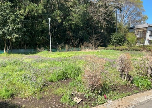 土地購入を検討されている場合、境界杭がない状態で購入してしまうと境界確定測量をする必要があり、費用がかかります。購入の前に、売主、隣土地所有者立ち合いのもと境界を確定し境界杭を設置するのがベストです。