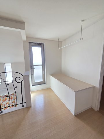 2階ホール部分です。ホールから直接バルコニーへ出られます。また、ホールに物干しがついているため部屋干しも可能。洗濯物を取り込んだ後、一時こちらにかけておくこともできますね！