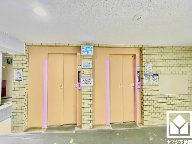 複数基のエレベーターを設置。ゆとりある共用設計で、快適な住まいへのアクセスをスムーズに。スキップフロア型で停止階は1・3・5・7階となっており、それ以外の階へは最寄りの停止階からの階段移動となります。