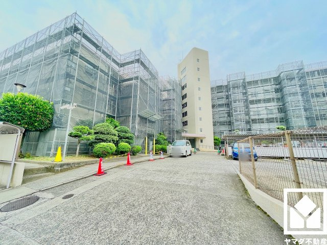 自由に走り回れる広場を中心に、幅広のすべり台や幼児用遊具も揃う「園河原公園」まで徒歩5分（約350m）。幅広い年齢層の子供がアクティブに遊べる環境が整っているため、子育て世帯の方にもお勧めです。