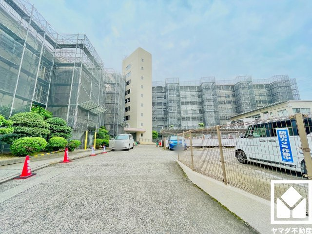 敷地南側は尼崎市から神戸市を結ぶ山手幹線に面しています。名神高速道路の尼崎インターチェンジも一般道で約2.5kmと近く、西宮・神戸方面や大阪方面へのアクセスもスムーズ。快適なカーライフが叶います。