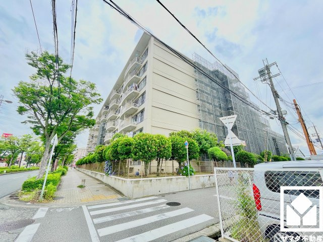 敷地南側は街路樹が美しく立ち並ぶ山手幹線に面しており、落ち着いた雰囲気の中でゆとりある毎日をお過ごしいただけます。自然を身近に感じながら暮らせる環境です。