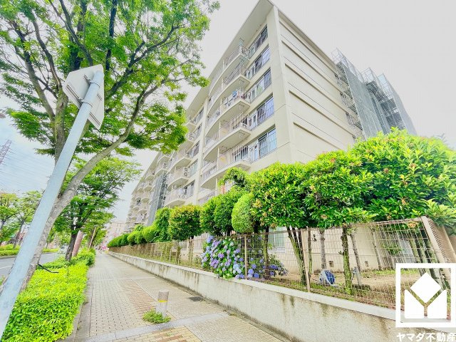 キッチンは空間を有効活用できる壁付けタイプです。