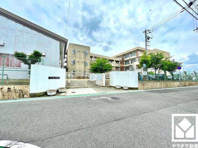 リビング壁面にも大きな収納スペースがあり、住空間を広々お使いいただけます。日用品のストックなどもすっきり片付きます。