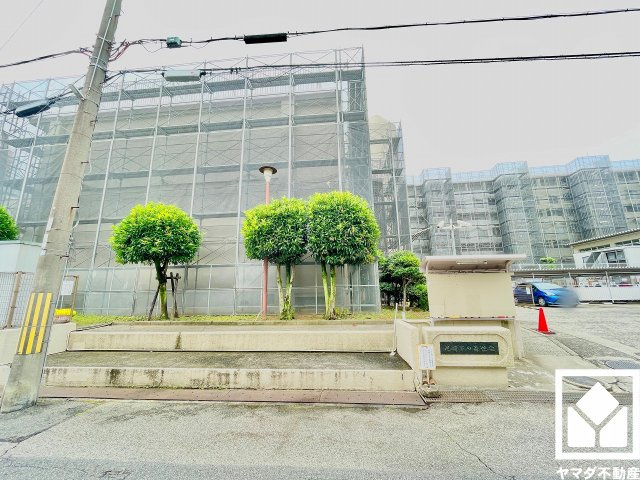 「セブンイレブン尼崎南武庫之荘4丁目店」まで徒歩1分、「ウエルシア尼崎南武庫之荘店」まで徒歩7分、「オーケー南武庫之荘店」まで徒歩8分など、お買い物施設が徒歩圏内に複数あり便利な住環境です。