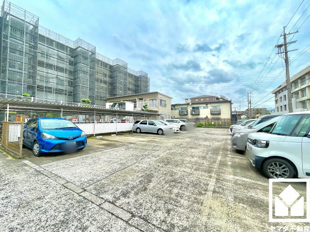 敷地内に駐車場を設置。重い荷物や雨の日の移動もスムーズで、快適なカーライフを実現。空き状況等の詳細は弊社スタッフまでお気軽にお問い合わせください。