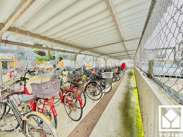屋根付きの駐輪場を備えています。広々としており使い勝手の良い設計です。バイク置き場もございます。