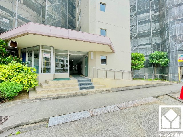 広々とした明るいエントランス。定期的な清掃・管理体制が整っており、帰宅時や来客時にも気持ちの良い空間です。