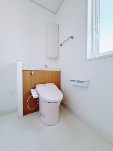 ■トイレ｜白を基調とした清潔感溢れるトイレになっています。トイレには窓がついていますので常に換気をすることができ清潔を保てます。