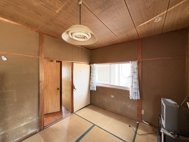 別角度から見た2階和室。天井や柱に木の風合いが感じられ、どこか懐かしさのある空間です。家具を最小限に抑えることで、畳の良さを活かした広々とした使い方も可能。用途に応じて自由にアレンジできます。