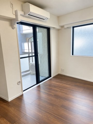 6.2帖の洋室です。二面採光で明るく快適です