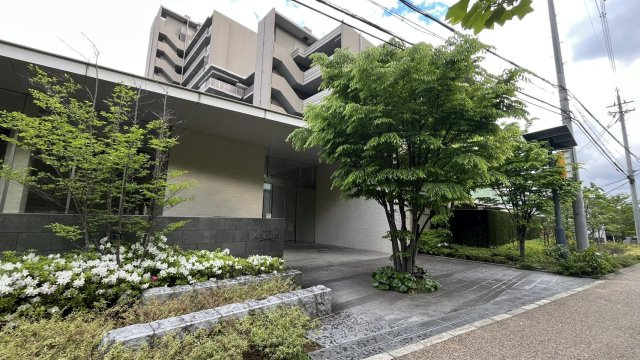 メインエントランスの前には「西町二丁目」のバス停