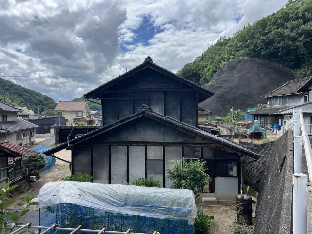 敷地の奥行きや広さを確認できる現地写真。建物配置の自由度が高く、庭や家庭菜園、複数台駐車スペースなども計画しやすい点が魅力。2号線バイパスへのアクセスも良く、利便性とのバランスが取れた立地です。