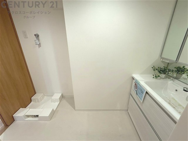 衣服の収納や脱ぎ着や整理整頓がしやすく、湿った衣類を乾燥させるスペースがありカビや臭いの発生を防ぎます。床の汚れを他の部屋に持ち込まず清潔を保つことができます。また快適な入浴環境の整備にも役立ちます。