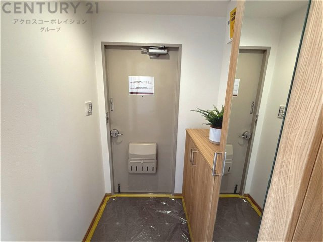 玄関収納付きの玄関です　家族皆様の履物をしっかり収納できます　姿見付きでお出かけ前の身だしなみチェックに便利です