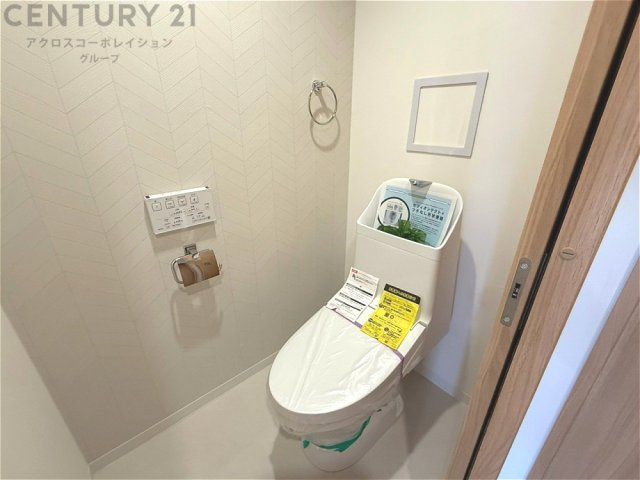 温水洗浄便座付トイレは温水洗浄機能により、暖かい水でおしりを洗浄することができ、冷たい水を使う従来の便座に比べ、温水洗浄機能で暖かいトイレを提供し、快適な使用を可能にします。