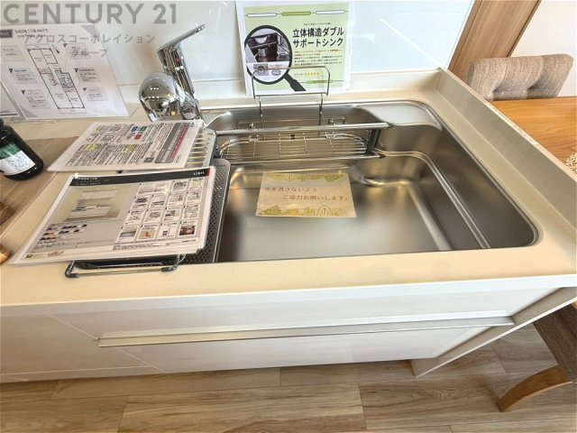 大きなシンクでお鍋などの大きな調理器具を洗う際にも便利です。