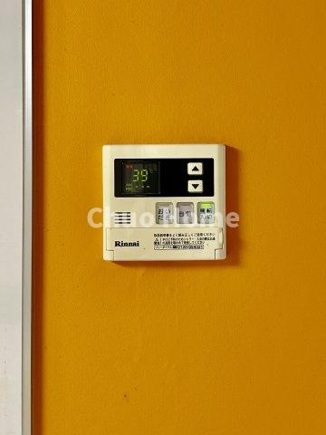 【給湯リモコン】外での一日を忘れさせてくれるオートバス機能でお好みの湯量・温度に調整された浴槽。