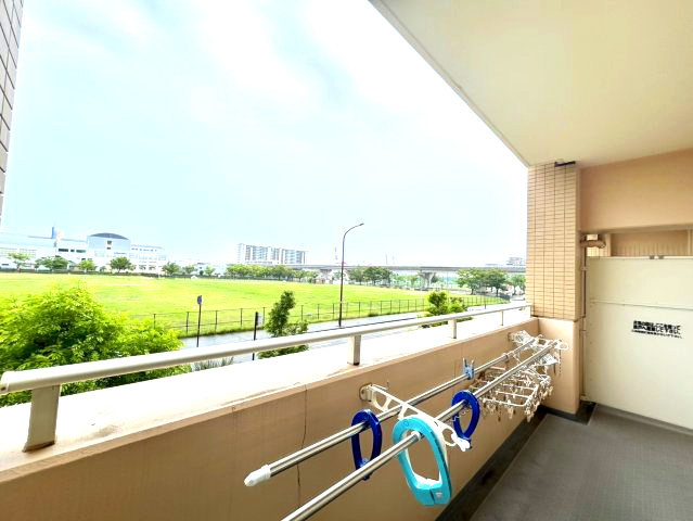 自然豊かな緑が一望できるバルコニーとなっております。