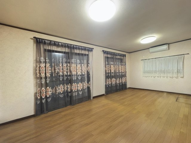 収納たっぷりなシステムキッチンのあるダイニング