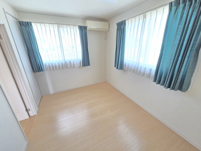2階6帖の洋室です！2面採光なので明るく風通しも良好です！