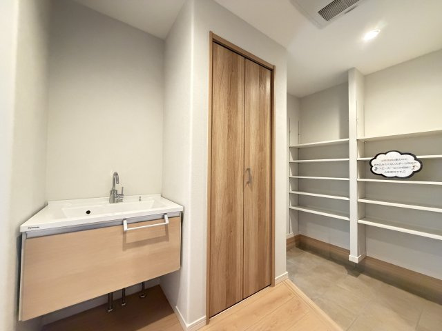 オシャレな洗面台と収納