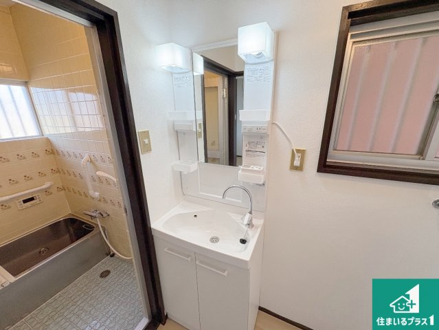清潔感のある洗面台です。フラットな鏡は掃除がしやすく毎日清潔！