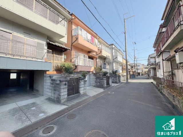 周辺は閑静な住宅街！前面道路広々で車の出し入れも便利です。駐車が苦手な方でも安心して車庫入れできます！
