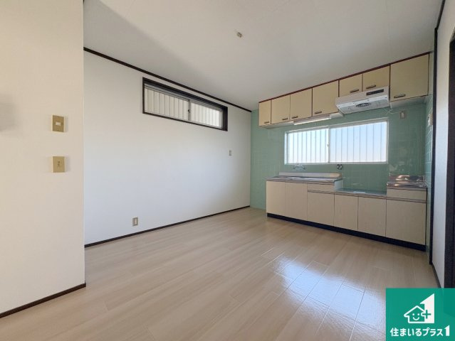シンプルなリビングは、観葉植物等のインテリアを楽しめますね！パパ好みにも、ママ好みにも家具次第で雰囲気を変えることができます！