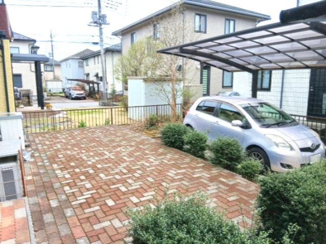 【お庭／現地写真】インターロッキングで仕上げられたテラスが有ります。くつろぎスペースとして利用可。