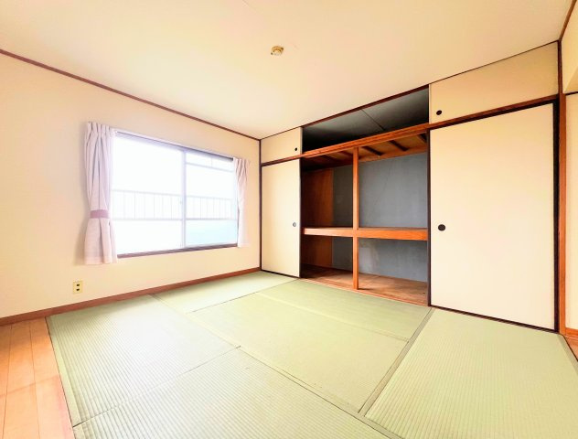 ◆布団や季節物も余裕で収まる、大きめの押し入れ付き。