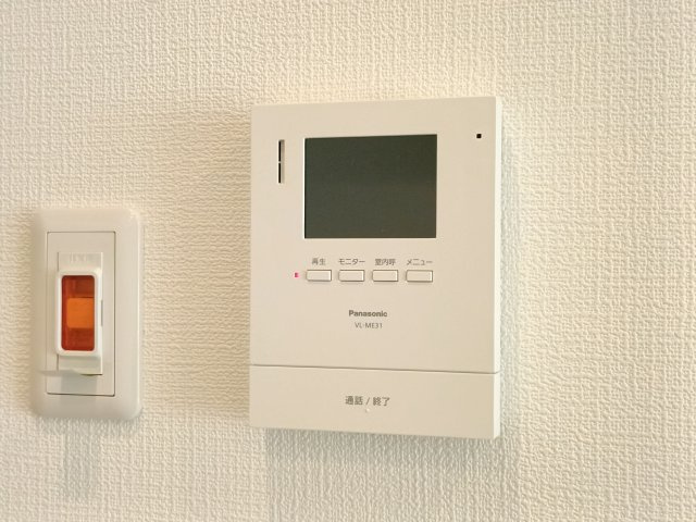 【TVモニター付きインターフォン】　訪問者の顔を見ることができるので、安心してドアを開けられます。