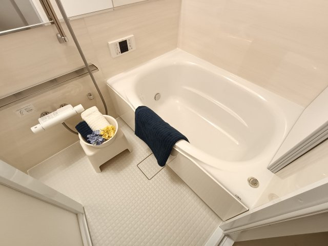 【浴室】　一日の疲れを癒す広々バスルームです。