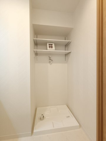 【室内洗濯機置き場】　上部の可動棚にランドリーグッズなどを収納できます。