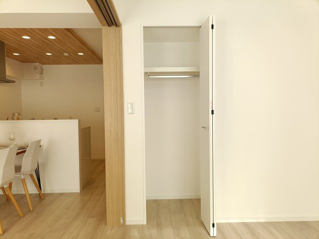 【洋室約5.8帖　収納】　収納も備わり、暮らしやすい空間がデザインされています。