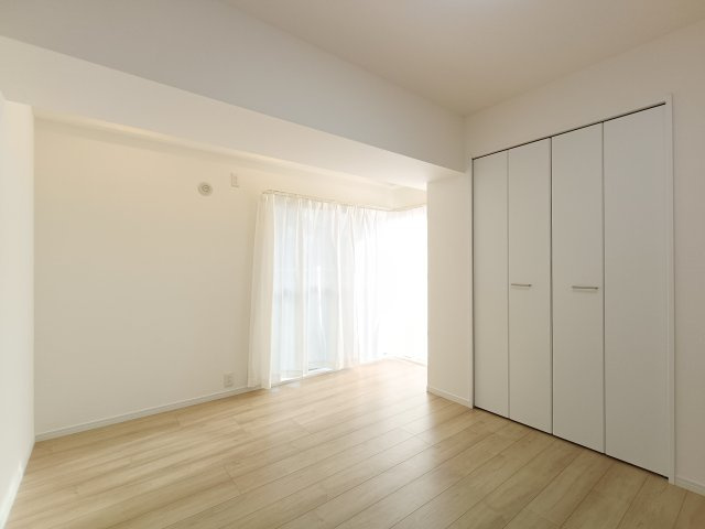 【洋室約6.0帖】　お子様の成長にも欠かせない陽ざし。朝の目覚めも太陽の力で元気にスッキリと。風通しや開放感も良いお部屋だからストレスフリーな空間に。