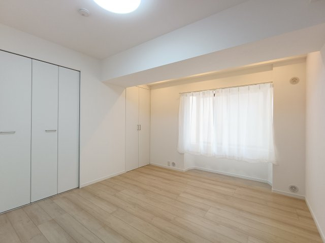 【洋室約6.5帖】　ゆったりサイズの洋室は、主寝室にいかがでしょうか？