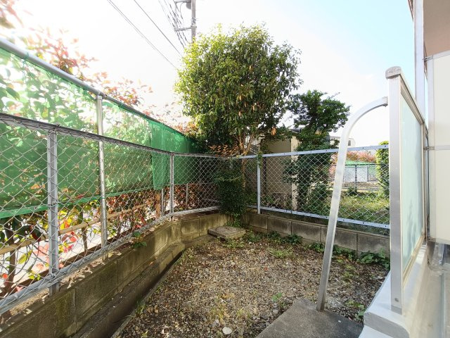 【専用庭】　専用庭は2箇所ございます。夏にはお子様の水遊びの場にも◎