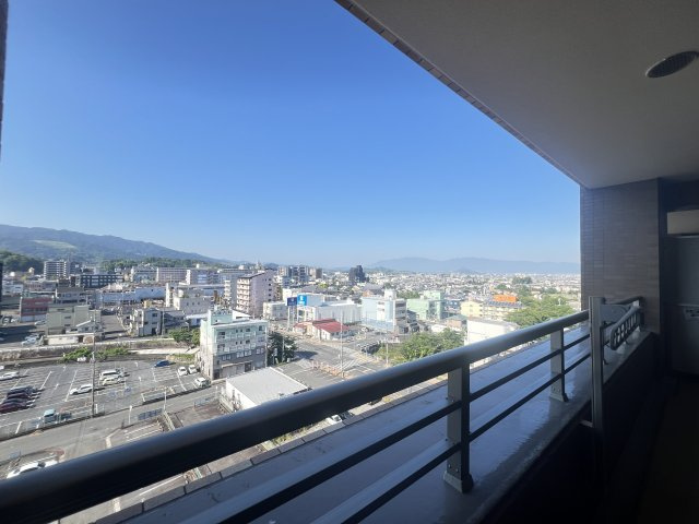 外からの目が気にならないバルコニーで洗濯物が干せます