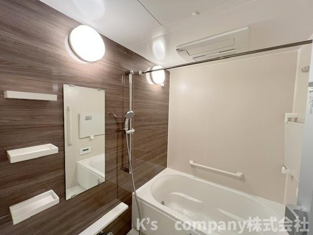 アクセントパネルが使用されていて落ち着いた印象の心地が良く、一日の疲れを癒せます◇