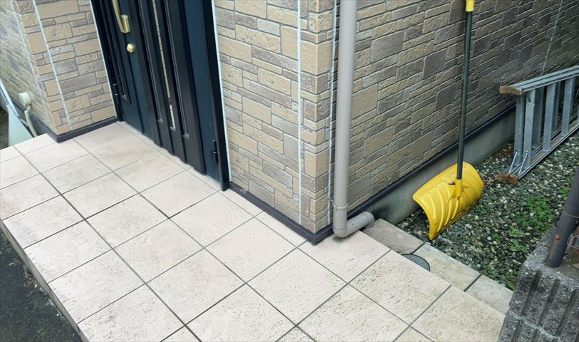 建物の基礎工事の方法は、主流となっているベタ基礎（防湿基礎）と布基礎の2種類に分類され、床下の通気性や耐久性などに違いがあります。建物の基礎部分の構造や付帯設備など詳細については現地でご確認ください。