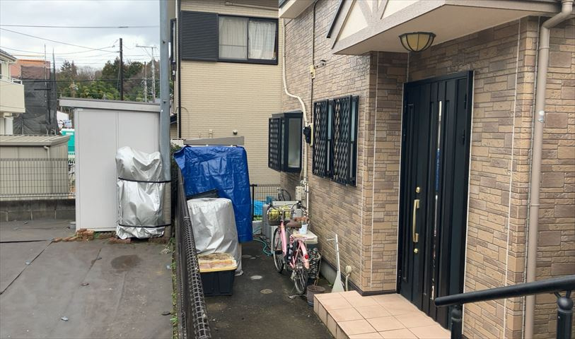玄関ポーチにおいて最も重視すべきと言っても良いのが広さです。適切な広さの玄関ポーチでないと外見的なバランスは崩れてしまいますし、何より使いにくくなってしまいますので、現地で実際に下見をしてみましょう！