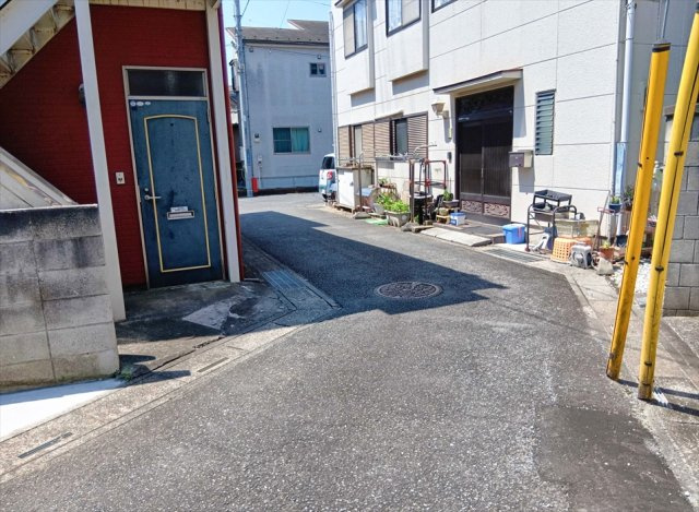 前面道路の様子。南側約4.0m公道に面した立地で落ち着いた住宅街に位置し、穏やかな住環境が魅力です。