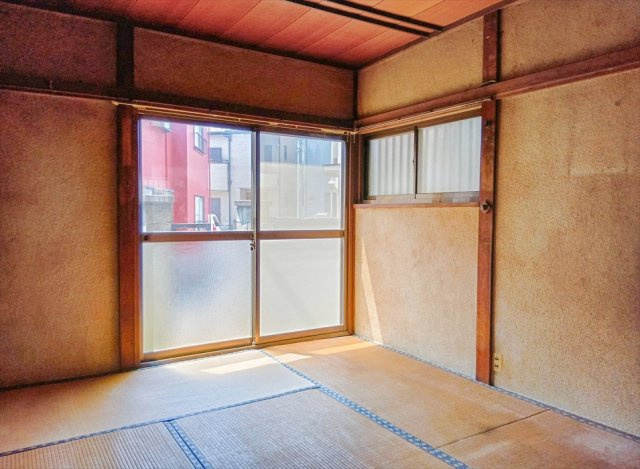 南向きの掃き出し窓からやわらかな陽光が差し込む和室。客間やくつろぎの空間など、多目的に活用できます。